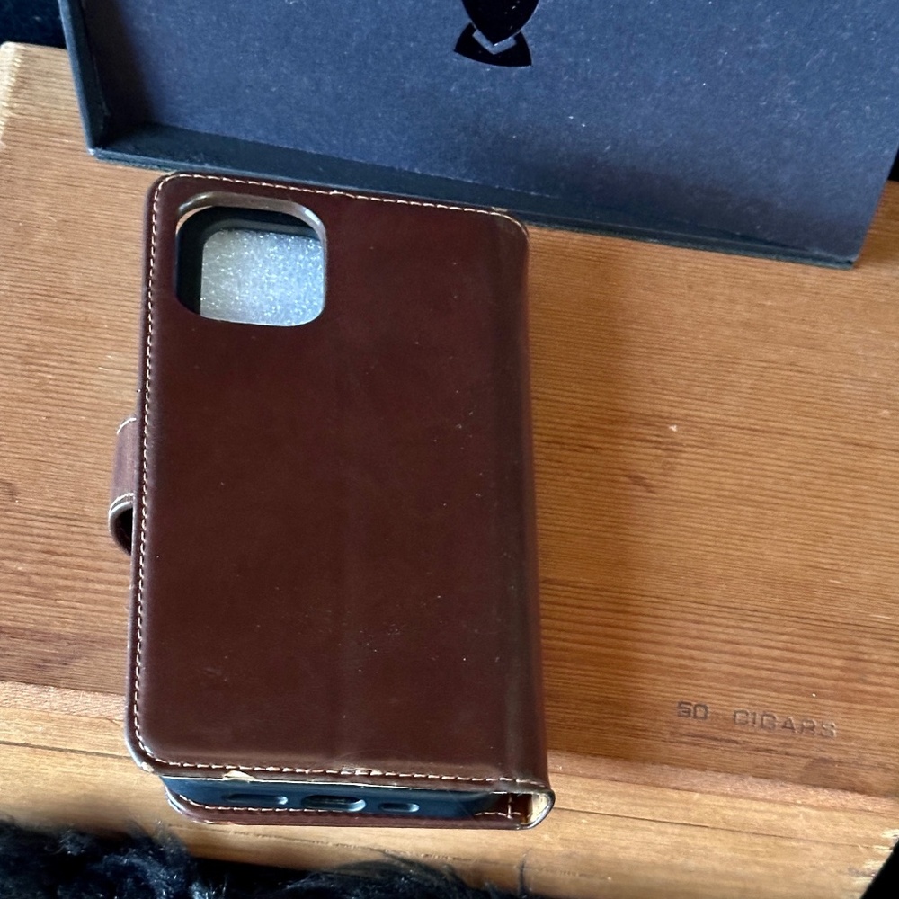 Cortailor Brown leather iPhone 12 credit card case removable magnetic phone case - Picture 6 of 11